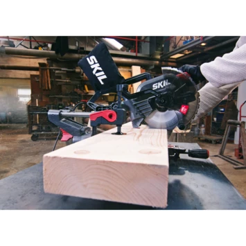 SKIL Afkortzaag / Verstekzaag 216mm Met Trekfunctie En Laser 1310AA 1600W + Snelklem 8 SKIL Afkortzaag / Verstekzaag 216mm Met Trekfunctie En Laser 1310AA 1600W + Snelklem - Afbeelding 8